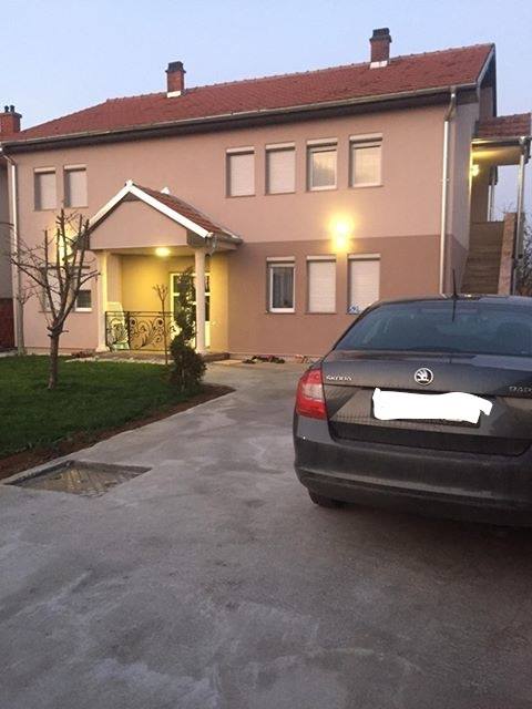 Shitet shtëpia 220m² në 4 ari në Fushë Kosovë
