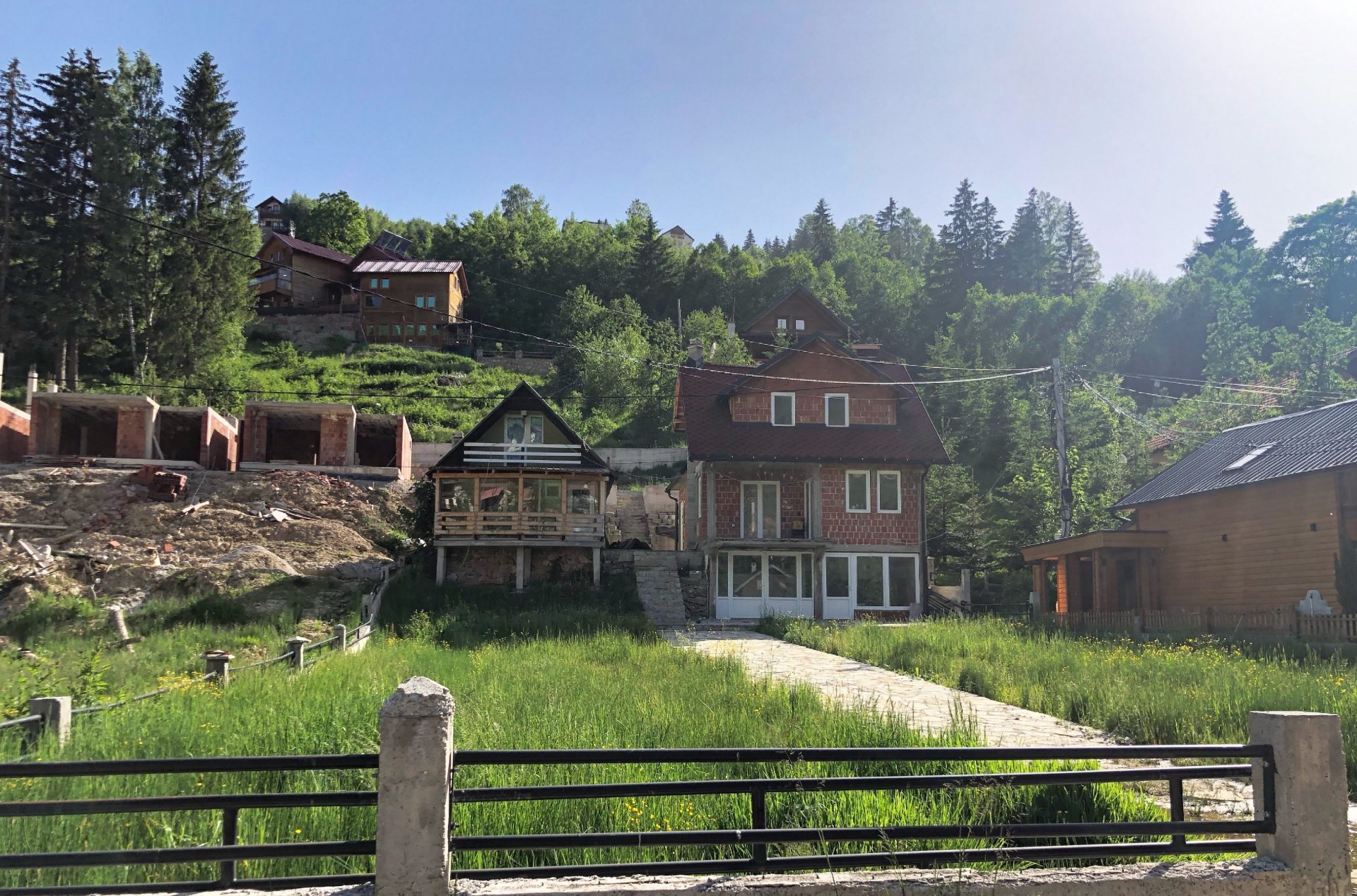 Shiten dy villa në Boge të Rugovës afër pistes së skijimit